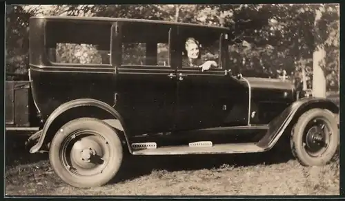 Fotografie Auto Limousine, hübsche Dame im PKW sitzend