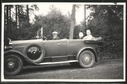 Fotografie Auto Cabrio, Fahrer & Damen im offenen PKW mit Kühlerfigur