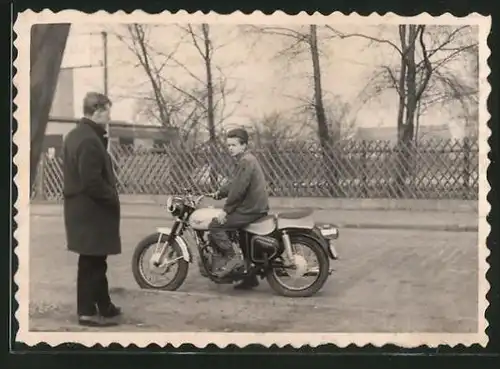 Fotografie Motorrad AWO, junger Bursche auf Krad sitzend