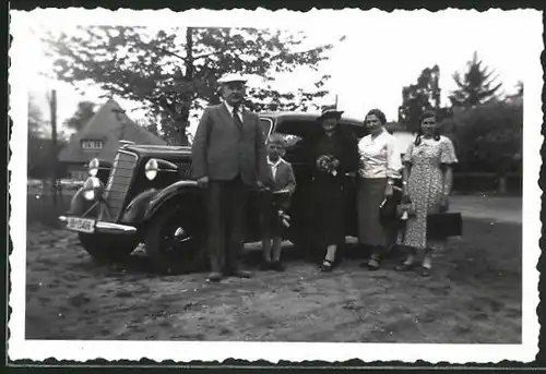 Fotografie Auto Opel, Familie in Sonntagsbekleidung nebst PKW