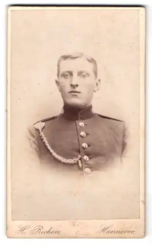 Fotografie H. Richers, Hannover, Cellerstr. 146, Portrait Soldat in Uniform mit Schützenschnur