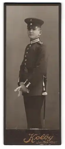 Fotografie Kolby, Ort unbekannt, Portrait junger Soldat in Garde Uniform mit Bajonett und Portepee
