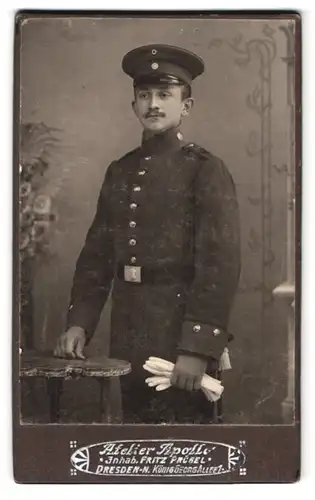 Fotografie Apollo, Dresden, König Georg-Allee 1, Portrait Soldat in Uniform Rgt. 12 mit Schirmmütze