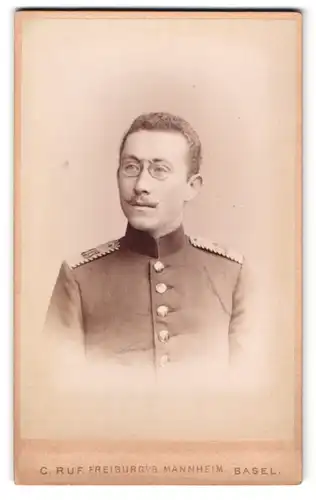 Fotografie C. Ruf, Freiburg i. B., Kaiserstr. 5, Portrait Einjährig-Freiwilliger in Uniform Rgt. 113 mit Zwickerbrille