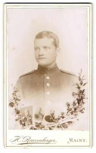 Fotografie H. Ranzenberger, Mainz, Portrait Soldat in Uniform mit Bildern Kaiser Wilhelm I + II