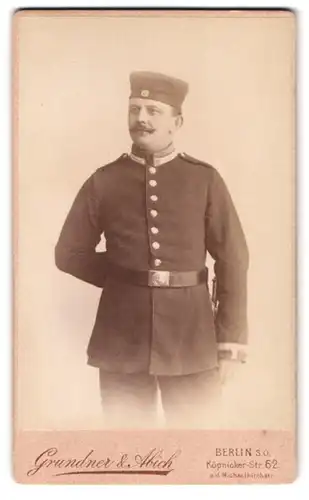 Fotografie Grundner & Abich, Berlin, Köpenicker-Str. 62, Portrait Uffz. in Garde Uniform mit Krätzchen