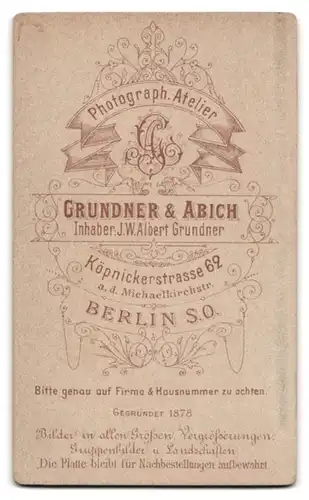 Fotografie Grundner & Abich, Berlin, Köpenicker-Str. 62, Portrait Uffz. in Garde Uniform mit Krätzchen