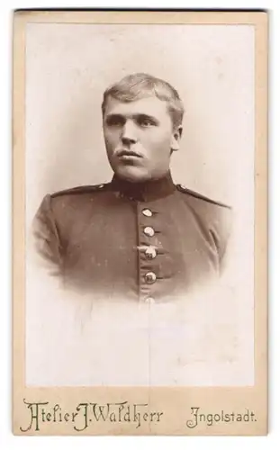 Fotografie Atelier J. Waldherr, Ingolstadt, Ludwigstr. 663, Portrait Soldat in Uniform