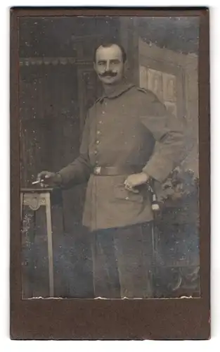 Fotografie Fotograf und Ort unbekannt, Portrait Soldat in Feldgrau Uniform mit Kaiser Wilhelm Bart