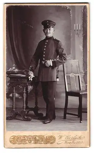 Fotografie Wilh. Gerlich, Neu-Ruppin, Paradeplatz, Portrait Soldat in Uniform mit Bajonett und Portepee