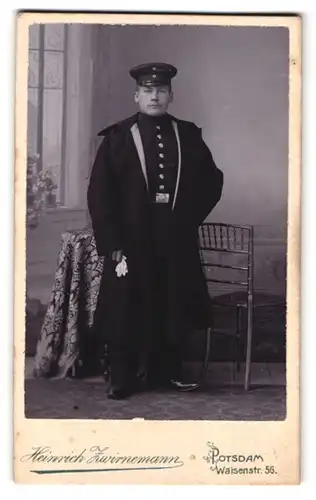 Fotografie Heinrich Zwirnemann, Potsdam, Waisenstr. 56, Portrait Soldat in Uniform mit Uniformmantel im Atelier