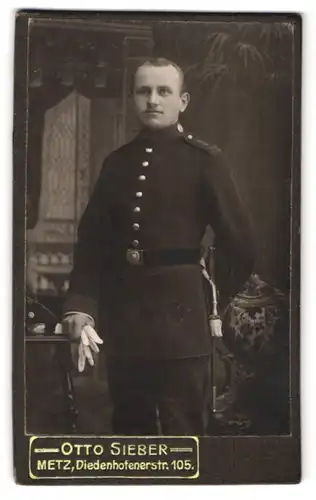 Fotografie Otto Sieber, Metz, Diedenhofenerstr. 105, Portrait Soldat in Uniform Rgt. 12 mit Bajonett und Portepee