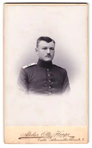 Fotografie Atelier Otto Hoppe, Celle, Altencellerthorstr. 7, Portrait Soldat in Uniform Rgt. 77