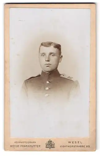Fotografie Meyer Frankfurter, Wesel, Viehthorstr. 372, Portrait Soldat in Uniform Rgt. 57 mit Scheitel