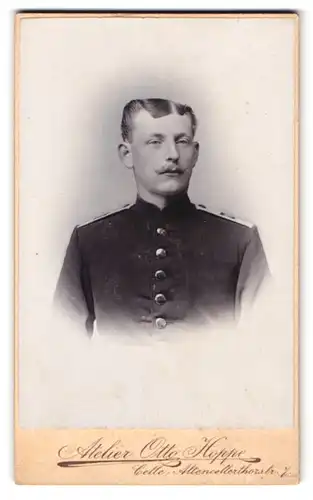 Fotografie Otto Hoppe, Celle, Altencellerthorstr. 7, Portrait Soldat in Uniform Rgt. 77 mit Kaiser Wilhelm Bart