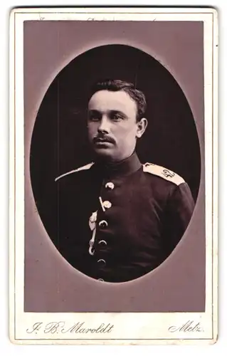 Fotografie J. B. Maroldt, Metz, Rue des jardins 10, Portrait Soldat in Uniform Rgt. 42 mit Moustache