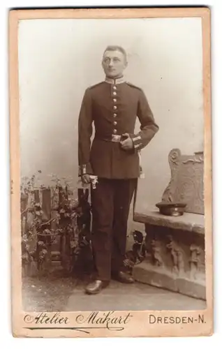 Fotografie Makart, Dresden, Bautznerstr. 29, Portrait Soldat in Garde Uniform mit Bajonett
