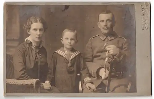 Fotografie Otto Junghanns, Leipzig, Äussere Hallischestr. 119, Portrait Uffz. in Feldgrau Uniform mit Säbel