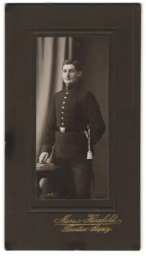 Fotografie Martin Herzfeld, Dresden, Pragerstr. 7, Portrait sächsischer Soldat in Uniform Rgt. 12 mit Bajonett, Portepee
