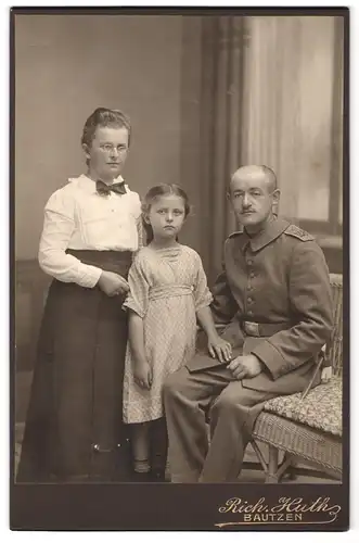 Fotografie Rich. Huth, Bautzen, Wendischestr. 13, Portrait sächsischer Soldat in Feldgrau Uniform Rgt. 178 mit Familie