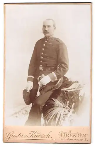 Fotografie Gustav Karsch, Dresden, Antonstr. 2, Portrait sächsischer Uffz. in Uniform Rgt. 12 mit Säbel und Zwirbelbart