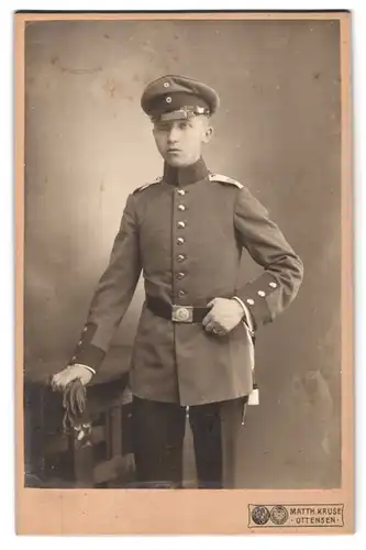 Fotografie Matth. Kruse, Ottensen, Papen-Str. 16, Portrait junger Knabe Soldat in Uniform Rgt. 31