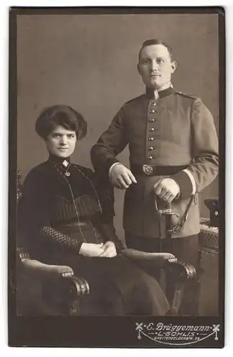 Fotografie E. Brüggemann, Leipzig, Breitenfelderstr. 99, Portrait Uffz. i Uniform mit Säbel nebst seiner Frau