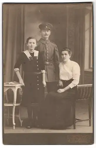 Fotografie Julius Grusche, Neugersdorf i. S., Portrait sächsischer Soldat in Feldgrau Uniform mit Kaiser Wilhelm Bart