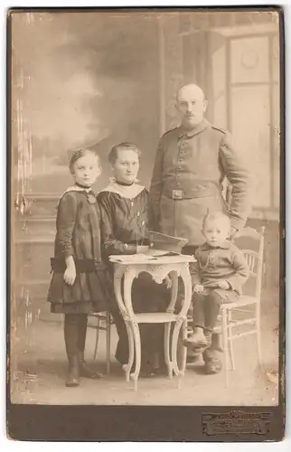 Fotografie Julius Grusche, Neugersdorf i. S., Portrait sächsischer Soldat in Feldgrau Uniform mit Familie