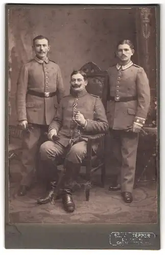 Fotografie Ernst Tepper, Berlin, Chausseestr. 4-6, Portrait drei Soldaten in Gardeuniformen mit Säbel