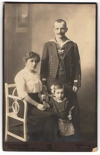 Fotografie Wilhelm Loos, Flöha i. Sa., Bismarckstr. 26, Portrait Matrose in Uniform mit Matrosenknoten und Moustache