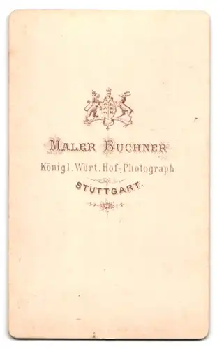 Fotografie Maler Buchner, Stuttgart, Portrait Dame im Biedermeierkleid mit Haarnetz und Spitzenkragen