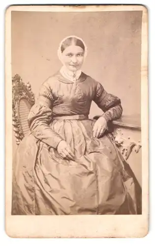 Fotografie Adolph Meister, Bautzen, Tuchmachergasse 663, Portrait Dame im seidenen Kleid mit Haube