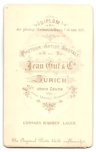 Fotografie Jean Gut & Cie., Zürich, obere Zäune, Portrait junger Mann im Anzug mit Krawatte und Locken