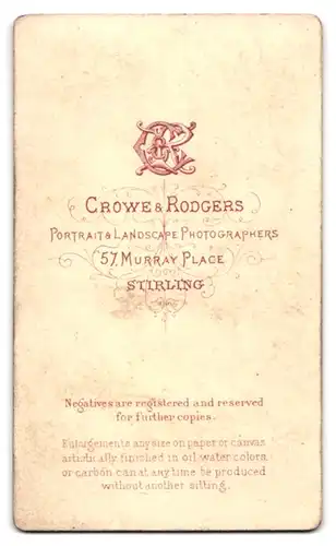 Fotografie Crowe & Rodgers, Stirling, 57 Murray Place, Portrait Dame im Biedermeierkleid steht an einem Tisch