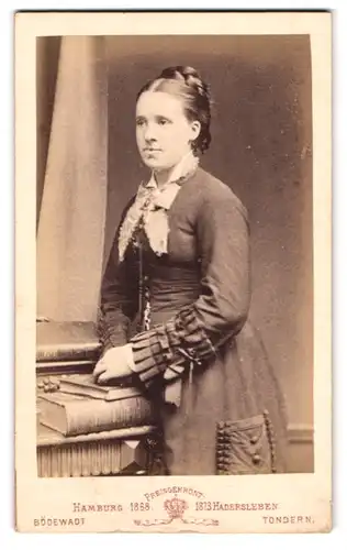Fotografie J. A. Bödewadt, Tondern, Osterstr. 40, Portrait junge Frau im Biedermeierkleid mit Schleife und Zopf