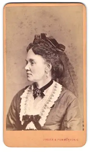 Fotografie Langer & Pommerrenig, Prag, Obstgasse 372, Portrait Dame im Kleid mit Haarschleife und Locken