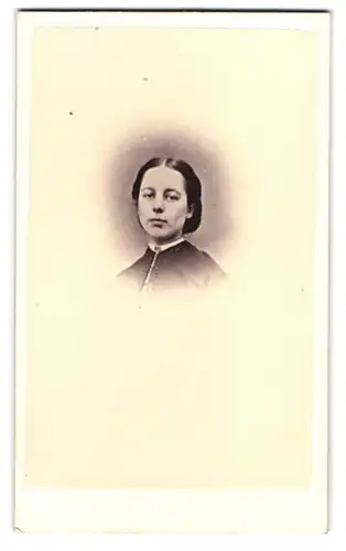 Fotografie Alex. Col, Edinburgh, Portrait junge Schottin im Kleid, Kopfporträt