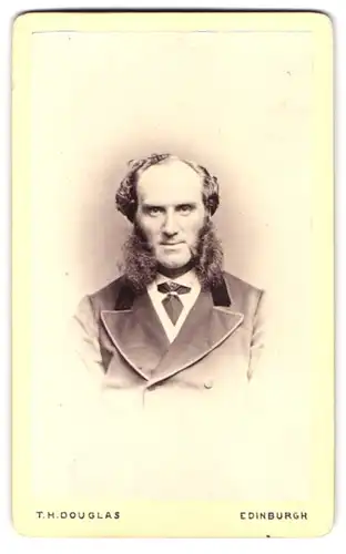 Fotografie T. H. Douglas, Edinburgh, Hanover Street 1, Portrait schotte im Anzug mit buschigem Backenbart