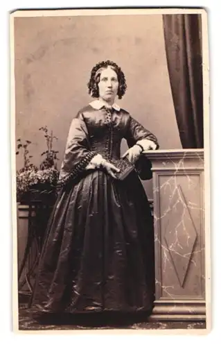 Fotografie Fr. Gysi, Aarau, Portrait Dame im Biedermeierkleid mit Haube und Locken