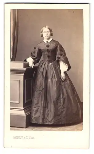 Fotografie Danguy & Cie., Paris, Rue de la Paix 26, Portrait junge Frau im Biedermeierkleid mit Locken