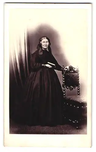 Fotografie Kyles & Law, Portobello, Portrait ältere Dame im schwarzen Kleid mit Haube und Buch in der Hand
