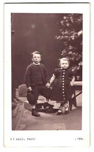 Fotografie A. F. Vogel, Liverpool, Brunswick Road 31, Portrait Bruder und Schwester im Anzug und Kleid halten Händchen