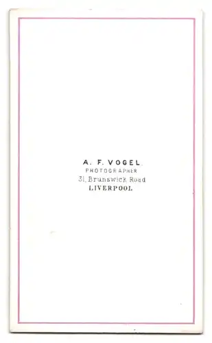 Fotografie A. F. Vogel, Liverpool, Brunswick Road 31, Portrait Bruder und Schwester im Anzug und Kleid halten Händchen