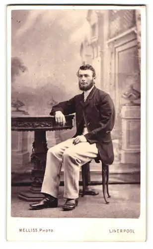 Fotografie Melliss, Liverpool, Bold Street 120, Portrait junger Mann im Anzug mit Schlips und Vollbart