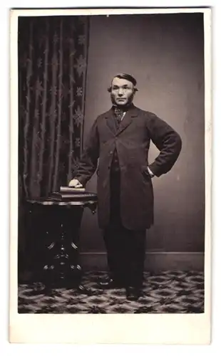 Fotografie Henry Keet, Liverpool, Gt. George St. 117, Portrait Herr im Anzug mit Mantel und Backenbart