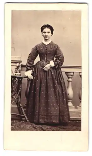 Fotografie Fotograf und Ort unbekannt, Portrait junge Frau im Pünktchenkleid mit Kopfschmuck