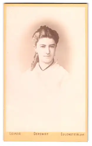 Fotografie Eulenstein, Leipzig, Tauchaer Str. 29, Portrait junge Frau im weissen Kleid mit Locken