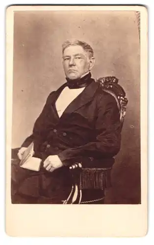 Fotografie Wilhelm Ernst, Hannover, Anger-Str. 13a, Portrait Herr im Anzug mit Halstuch