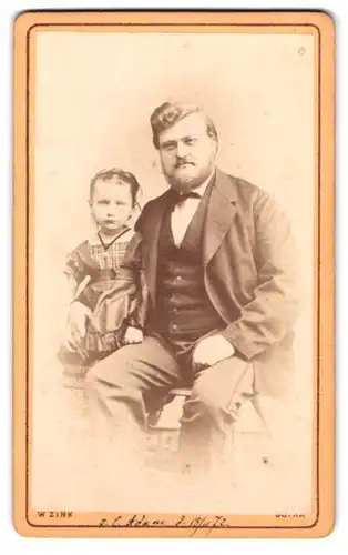 Fotografie W. Zink, Gotha, Auguststr. 7, Portrait Vater im Anzug mit Vollbart nebst Tocher im karierten Kleid